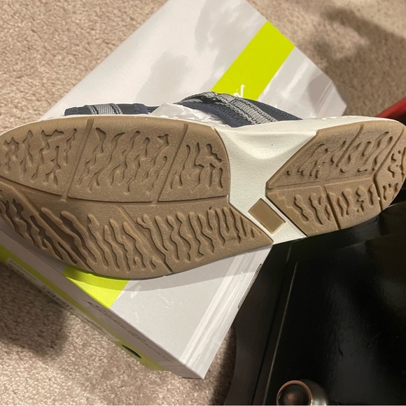 Brand new Eddie Bauer slides - Picture 5 of 6